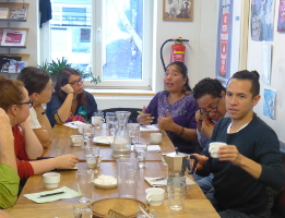 Rosalinda Dionisio berichtet am NGO-Mittagstisch über ihren Kampf gegen die Goldmine San José, Zürich