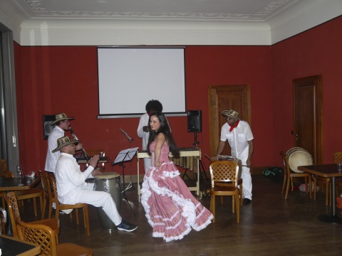 Tänzerin der kolumbianischen Folkloregruppe Tambo