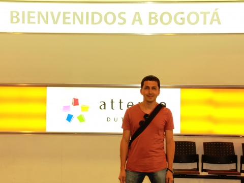 Landung in Bogotá um 10:55 Uhr Ortszeit. Wir werden mit Sonnenschein und angenehmen 18 Grad empfangen.