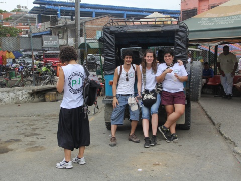 Tanja Vultier gemeinsam mit ArbeitskollegInnen vor einem „Chivero“, einem der öffentlichen Jeeps, welche zur Friedensgemeinde fahren. 