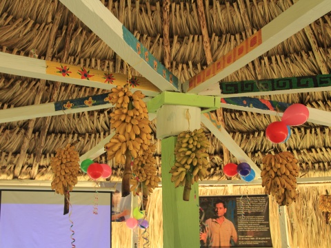 Das Dach des Versammlungsortes der Friedensgemeinde, mit Ballonen und Babybananen geschmückt, zu Ehren des 18. Jahrestages. Im Hintergrund Eduar Lanchero, ein verstorbener Vordenker der Friedensgemeinde.