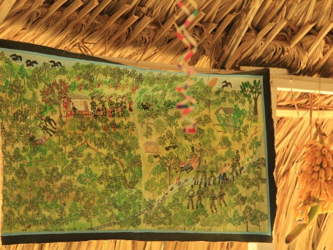 Ein Gemälde von Doña Brígida, der Künstlerin und einer der Gründerinnen der Friedensgemeinde. Das Gemälde zeigt das Massaker von Mulatos und La Resbalosa vom 21. Februar 2005, bei dem 8 Personen der Friedensgemeinde von Militär und Paramilitärs ermordet worden waren.