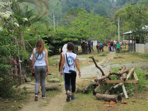 Tanja Vultier und eine weitere PBI-Freiwillige unterwegs in der Friedensgemeinde.
