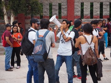 Des étudiant-e-s manifestant devant les bâtiments de l'université.