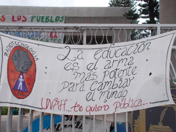 Une banderole illustrant la volonté des étudiant-e-s de maintenir l'université gratuite.