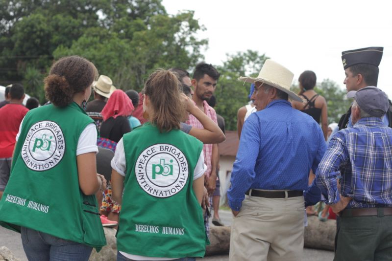 Jeannine K. et sa collègue observent une action de protestation.