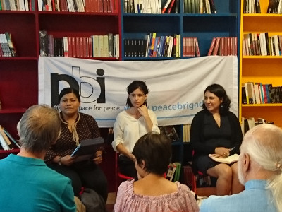 Die Menschenrechtsanwältin Maricela Vásquez spricht in der Buchhandlung Albatros in Genf über die Arbeit von Paso del Norte in der Bearbeitung von Fällen der Folter und des Verschwindenlassens im Bundesstaat Chihuahua, Mexiko.