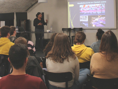 Am Kollegium St. Michael in Freiburg informiert Maricela Vásquez die SchülerInnen über die Ursachen der Gewalt und Straflosigkeit in Ciudad Júarez und teilt ihre Erfahrungen als Menschenrechtsverteidigerin.