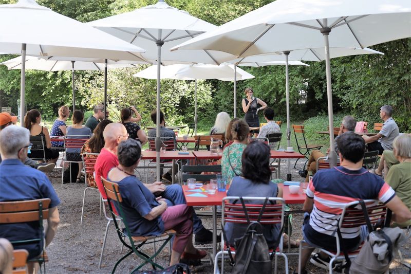 Les participants* à la fête dans le jardin lors du mot de bienvenue de Regula Rytz Les participant·e·s à la fête dans le jardin lors du mot de bienvenue de Regula Rytz