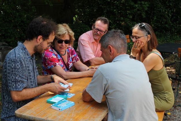 Johan Jaquet, inventeur du jeu, prépare les cartes pour une partie Johan Jaquet, inventeur du jeu, prépare les cartes pour une partie