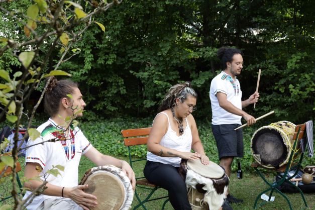 Le groupe Kandáleko a fait danser le public sur de la musique traditionnelle colombienne Le groupe Kandáleko a fait danser le public sur de la musique traditionnelle colombienne