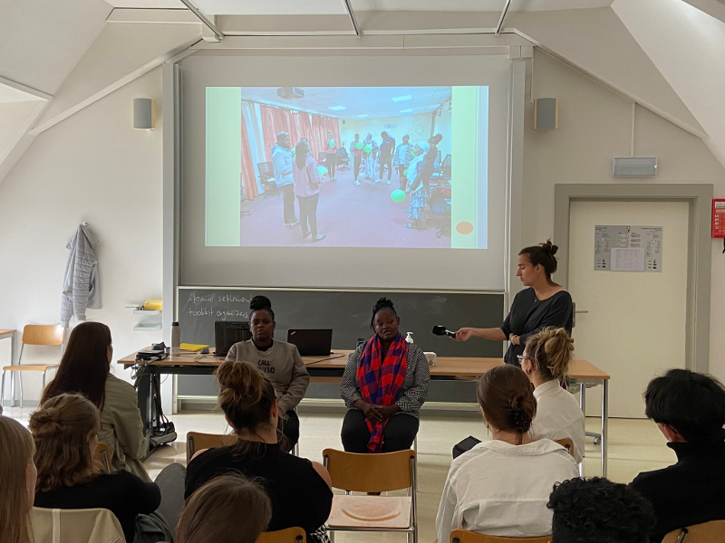 Conférence au Collège St-Michel à Fribourg, où 27 élèves ont écouté, avec attention, les deux activistes.