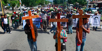 Marsch zu Ehren der 43 Vermissten Mexiko: Verschwinden der 43 Studenten: PBI aktiviert ihr Netzwerk