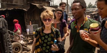 Vidéo : La Rapporteure spéciale des Nations Unies sensibilise la population aux violences policières à Nairobi (Kenya)