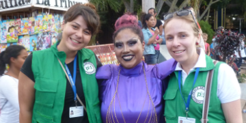 Menschenrechtsbeobachterin des Monats: Nuria Frey (rechts im Bild)