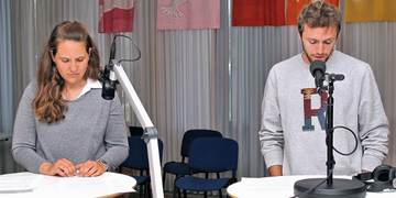 Marianne Berger und Manuel Müller im Studio von Radio Chico