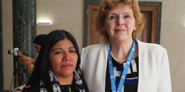 Sandra Calel mit Mary Lawlor, der Sonderberichterstatterin für die Lage von Menschenrechtsverteidigern